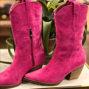 Fuchsia size 5.5 true to size amazing Boots